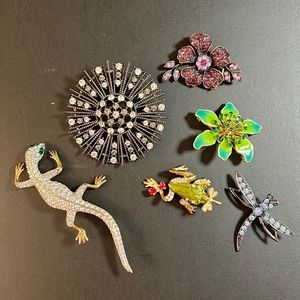 Great set of 6 pins/brooches!